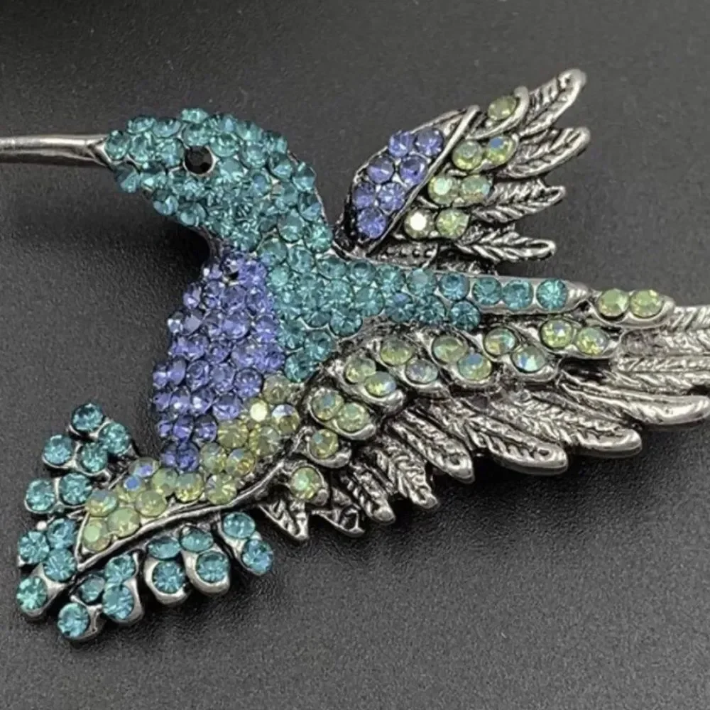 ✨ Betsey Johnson sparkling blues & green crystal hummingbird brooch ⭐️